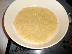 Суп с курицей и жареной лапшой-паутинкой