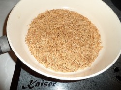 Суп с курицей и жареной лапшой-паутинкой