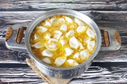 название картинки Суп с пельменями и картошкой