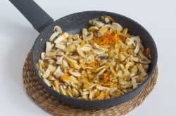 Сырный суп с плавленным сыром и грибами