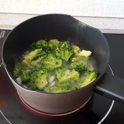 Суп с томатами кальмарами и брокколи - шаг 4