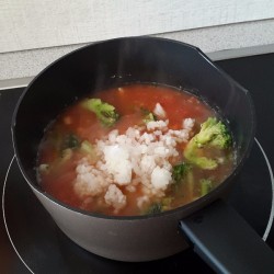 Суп с томатами кальмарами и брокколи - шаг 5