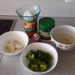 Суп с томатами кальмарами и брокколи - шаг 1