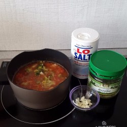 Суп с томатами кальмарами и брокколи - шаг 6