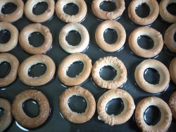 название картинки Сушки с фаршем в духовке