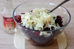 название картинки Сырая свекла по-корейски с луком и чесноком