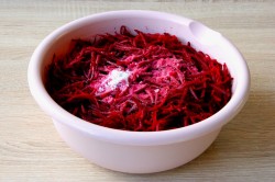 название картинки Сырая свекла по-корейски с луком и чесноком