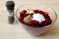 название картинки Сырая свекла по-корейски с луком и чесноком