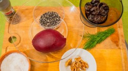 название картинки Свекольный салат с черносливом и грецким орехом