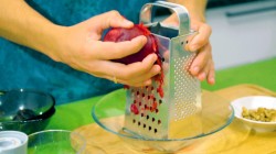 название картинки Свекольный салат с черносливом и грецким орехом