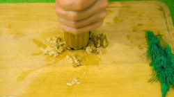 название картинки Свекольный салат с черносливом и грецким орехом