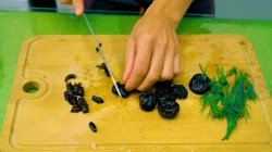 название картинки Свекольный салат с черносливом и грецким орехом