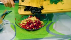 название картинки Свекольный салат с черносливом и грецким орехом