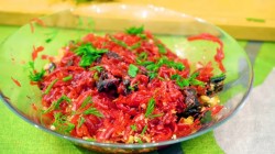 название картинки Свекольный салат с черносливом и грецким орехом