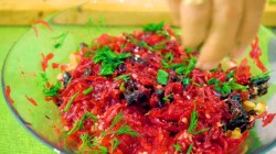 название картинки Свекольный салат с черносливом и грецким орехом