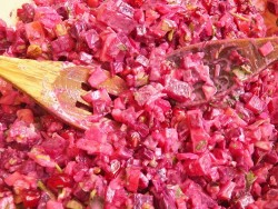 Салат из свеклы с гранатом и чесноком