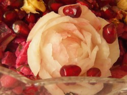 Салат из свеклы с гранатом и чесноком