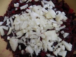 Салат из свеклы с гранатом и чесноком