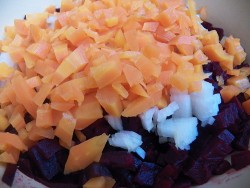 Салат из свеклы с гранатом и чесноком