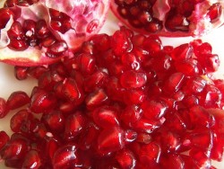 Салат из свеклы с гранатом и чесноком