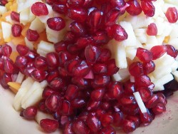 Салат из свеклы с гранатом и чесноком