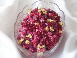 Салат из свеклы с гранатом и чесноком