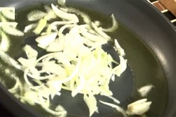 Свиная печень тушеная со сметаной