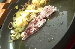 Свиная печень тушеная со сметаной