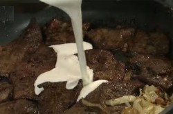 Свиная печень тушеная со сметаной