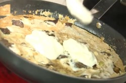 Свиная печень тушеная со сметаной