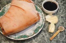 название картинки Свиная рулька в рукаве запеченная в духовке