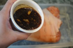 название картинки Свиная рулька в рукаве запеченная в духовке