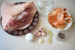 Свиная рулька вареная в луковой шелухе