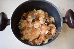 Свиная рулька вареная в луковой шелухе