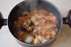 Свиная рулька вареная в луковой шелухе