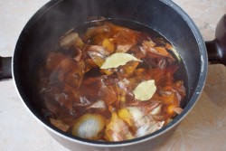 Свиная рулька вареная в луковой шелухе