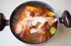 Свиная рулька вареная в луковой шелухе