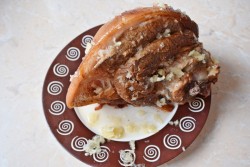 Свиная рулька вареная в луковой шелухе