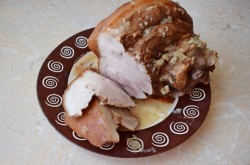 Свиная рулька вареная в луковой шелухе