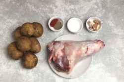 Рулька свиная запеченная с картошкой в духовке