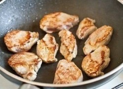 Свиные медальоны в сливочном соусе с грибами