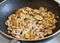 Свиные медальоны в сливочном соусе с грибами