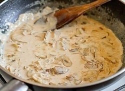 Свиные медальоны в сливочном соусе с грибами