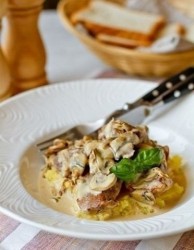 Свиные медальоны в сливочном соусе с грибами