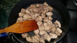 Свинина в томатном соусе на сковороде