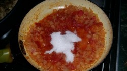 Свинина в томатном соусе на сковороде