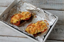 название картинки Свинина грибы помидоры сыр в духовке