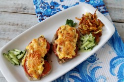 название картинки Свинина грибы помидоры сыр в духовке