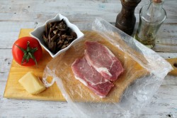 название картинки Свинина грибы помидоры сыр в духовке