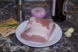 Свинина на пиве в духовке - шаг 1